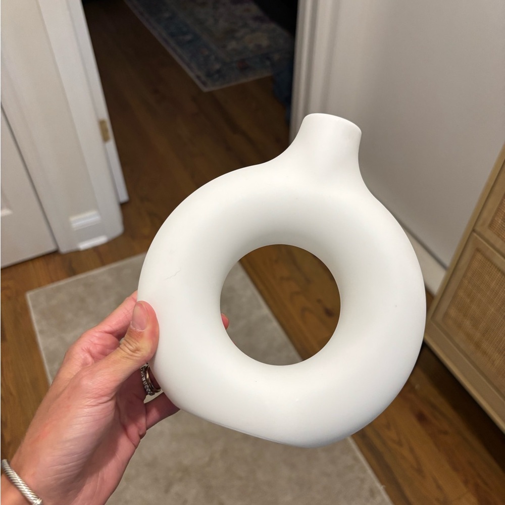 Amazon plastic round donut flower vase plastic white